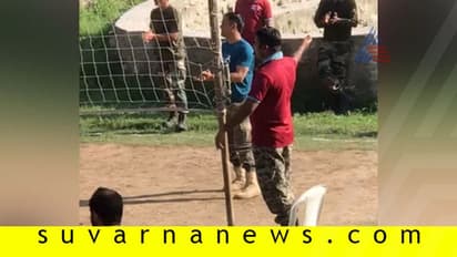 ಸೈನಿಕರ ಜತೆ ಧೋನಿ ವಾಲಿಬಾಲ್‌!