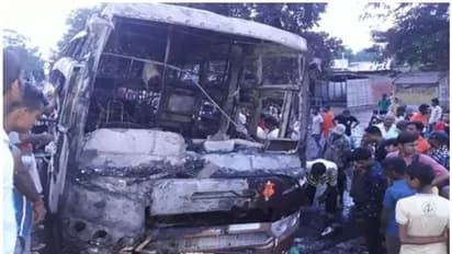 तेज रफ्तार से आ रही बस धू-धू कर जल उठी, शीशे तोड़ बाहर निकले लोग और बचाई जान