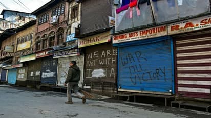 जम्मू कश्मीर में 100 और लोगों की गिरफ्तारी