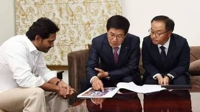 సీఎం జగన్ ను కలిసిన కియా కంపెనీ ప్రతినిధులు : కొత్తకారు విడుదల చేయాలని ఆహ్వానం