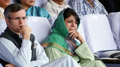 जानें कैसे हिरासत में समय बिता रहे हैं उमर अब्दुल्ला और महबूबा