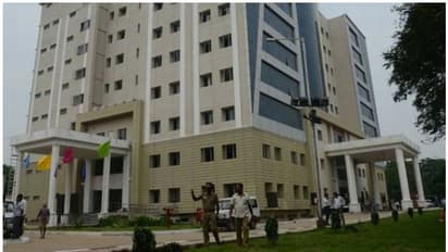 சென்னை காவல் ஆணையர் அலுவலக வளாகத்தில் இளைஞர் தீக்குளிக்க முயற்சி. போலீஸ் விசாரணை..