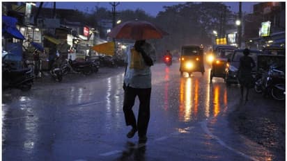 শক্তি বাড়াচ্ছে নিম্নচাপ! ভারী বৃষ্টির পূর্বাভাস দিল হাওয়া অফিস