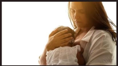 വിമാനത്തില് വച്ചുണ്ടായ 'മുലയൂട്ടല് അനുഭവം' വെളിപ്പെടുത്തി അമ്മയായ നേഹ ധൂപിയ