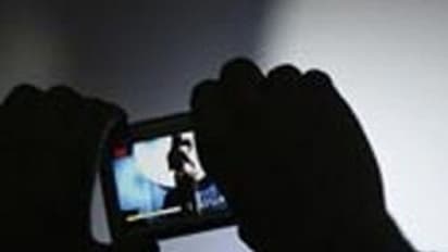 இளம்பெண்ணை கற்பழித்து செல்போனில் வீடியோ எடுத்த காதலன்.... ஆசை காட்டி கற்பழித்தும், 2 முறை கரு கலைத்து நாசம் செய்த கொடுமை