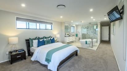 കിടപ്പറയ്ക്കുള്ളില് മറയില്ലാതെ കുളിമുറി; 'അറുബോറെ'ന്ന് സോഷ്യല് മീഡിയ