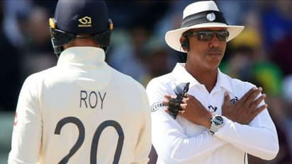 8 ಕೆಟ್ಟ ತೀರ್ಪು ಕೊಟ್ಟ ಅಂಪೈರ್ಗೆ ’ಕುರುಡ’ನ ಪಟ್ಟ ಕೊಟ್ಟ ಅಭಿಮಾನಿ..!