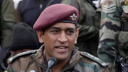 తోటి సైనికులకు దైర్యాన్ని నూరిపోస్తున్న ధోని...పాట రూపంలో(వీడియో)