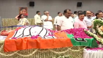 বিজেপির কার্যালয়ে সুষমার দেহ! শোক জ্ঞাপন করতে রাজনৈতিক ব্যক্তিত্বদের ভিড়