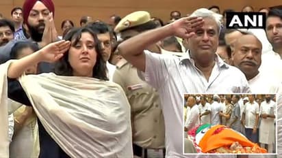 బీజేపీ కార్యాలయానికి సుష్మాస్వరాజ్ పార్ధివదేహం: నివాళులర్పించిన నేతలు