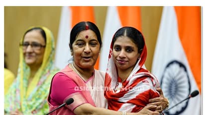 सिर्फ यादें रह गई हैं बाकी, सुषमा स्वराज की कुछ यादगार तस्वीरें