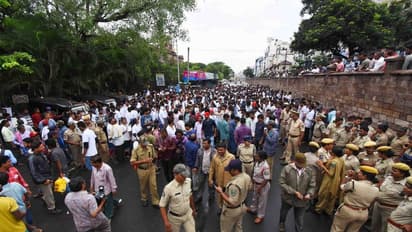 తెలుగు రాష్ట్రాల్లో జూనియర్ డాక్టర్ల ధర్నా,ఉద్రిక్తత ( ఫోటోలు)