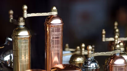 বাতের ব্যথা থেকে কোলেস্টেরল, তামার পাত্রে জল খেলেই মিলবে হাজারো রোগ থেকে মুক্তি