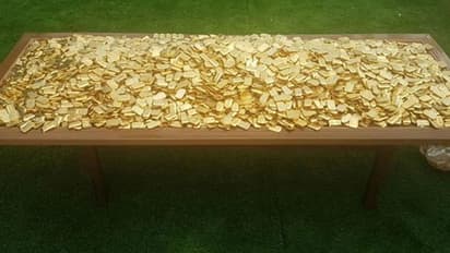 സ്വര്ണ്ണക്കട്ടികള് കാണിച്ച് നിക്ഷേപകരെ വിശ്വസിപ്പിക്കും; സ്വിമ്മിംങ് പൂളില് കണ്ടെത്തിയത് 300 കിലോ വ്യാജ സ്വര്ണ്ണം