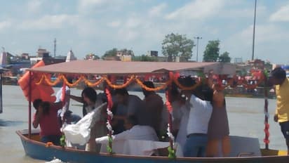 अस्थि विसर्जन के दौरान बार-बार मां को याद कर रोई बेटी बांसुरी स्वराज