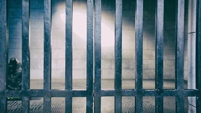 কেন জড়িয়ে পড়তে হয় আইনি সমস্যায়, জেনে নিন