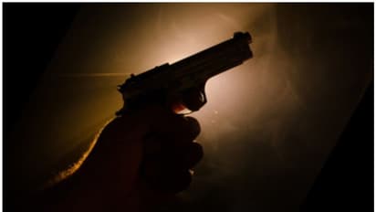 ಬೆಳಗಾವಿ: ಸಾರ್ವಜನಿಕ ಪ್ರದೇಶದಲ್ಲಿ ಪೊಲೀ​ಸರ ಮುಂದೆಯೇ ಫೈರಿಂಗ್..!