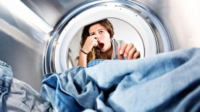 বর্ষায় কাপড়ের গন্ধ আর ছত্রাক দূর করুন সহজেই