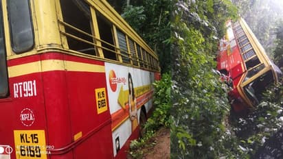 തിരുവനന്തപുരത്ത് കെഎസ്ആർടിസി ബസ് നിയന്ത്രണം വിട്ട് കുഴിയിലേക്ക് വീണു; നിരവധി പേർക്ക് പരിക്ക്