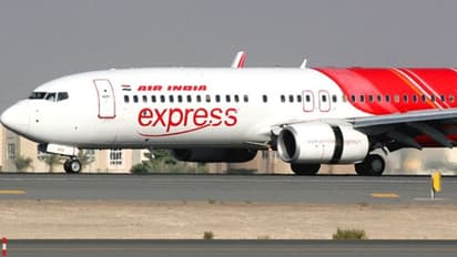 എയര് ഇന്ത്യ വിമാനം വൈകിയത് മണിക്കൂറുകള്; കാത്തിരുന്ന് വലഞ്ഞ് ഗര്ഭിണികളടക്കമുള്ള യാത്രക്കാര്