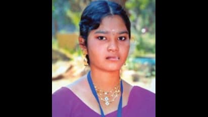 உல்லாசமாக இருந்த படத்தை வெளியிடுவேன் !! காதலன் மிரட்டியதால் அதிர்ச்சி முடிவெடுத்த ஆசிரியை !!