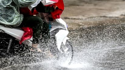 മഴക്കാലത്തെ ഇരുചക്രവാഹനയാത്ര - പത്തു കല്പനകൾ