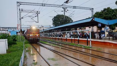 ఉత్తర భారతంలో దంచికొడుతున్న వానలు: పలు రైళ్లు రద్దు, ఐఎండీ హెచ్చరికలతో ప్రభుత్వం అలర్ట్