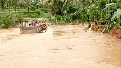 അട്ടപ്പാടിയില് കുട്ടികള് അടക്കം കുടുങ്ങി കിടക്കുന്നു; ഗർഭിണിയെ വനത്തിലൂടെ പുറത്തെത്തിച്ചു
