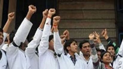 జూడాలను కాలితో తన్నిన వీజీవోపై వేటు