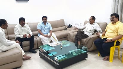 బుజ్జగింపులు: చంద్రబాబు దూతగా బొండా ఉమతో బుద్ధా వెంకన్న భేటీ