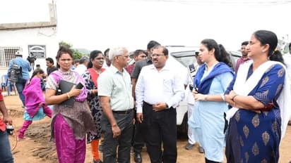 గోశాలలో ఆవుల మృతి: జిల్లా కలెక్టర్ హామీ ఇదీ... (ఫొటోలు)