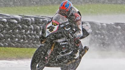 பைக் ரேஸரா .... வாங்க எலும்பு முறிவு பிரிவ சுத்தி பாக்கலாம் !! - நெல்லை காவல்துறையின் விநோத கவனிப்பு