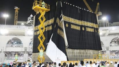 അറഫാ ദിനത്തില് കഅ്ബയെ പുതിയ കിസ്വ അണിയിച്ചു