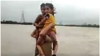 അരയ്ക്കൊപ്പം കുത്തിയൊഴുകുന്ന പ്രളയജലം; രണ്ട് കുട്ടികളെ തോളിലേറ്റി പൊലീസുകാരന്റെ രക്ഷാപ്രവര്ത്തനം