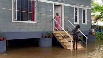 ചുറ്റും പ്രളയജലമുയര്‍ന്നിട്ടും വീട് സുരക്ഷിതം, വീട്ടുകാര്‍ ഹാപ്പി; ഇത് കെയര്‍ ഹോം പദ്ധതിയിലെ വീട്