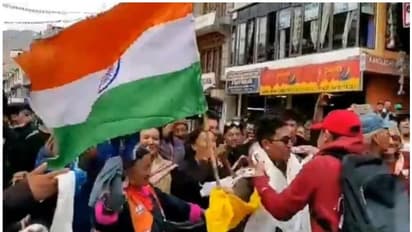 ലഡാക്കിന് കേന്ദ്രഭരണ പ്രദേശ പദവി: ജനങ്ങള്ക്കൊപ്പം നൃത്തം ചെയ്ത് ബിജെപി എംപി