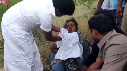 விபத்தில் சிக்கிய பெண்ணுக்கு உதவிய டாக்டர் விஜயபாஸ்கர்... பதறி அடித்து கொண்டு வந்த அமைச்சருக்கு குவியும் வாழ்த்துகள்...