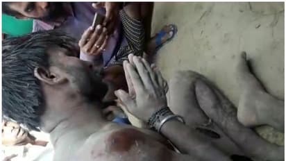 बच्चों को चुराने आया शख्स नहीं हो पाया इरादों में कामयाब, भीड़ ने मिट्टी में लोटा-लोटाकर पीटा