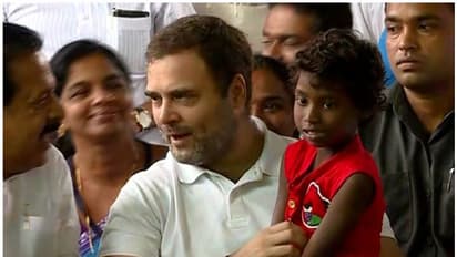 'ഭാവിയെക്കുറിച്ച് ആരും ആശങ്കപ്പെടരുത്'; ആശ്വാസ വാക്കുകളുമായി മേപ്പാടി ക്യാമ്പില് രാഹുല്