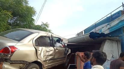 రేకుల షెడ్డులోకి దూసుకెళ్లిన కారు: ఇద్దరికి గాయాలు (ఫోటోలు)