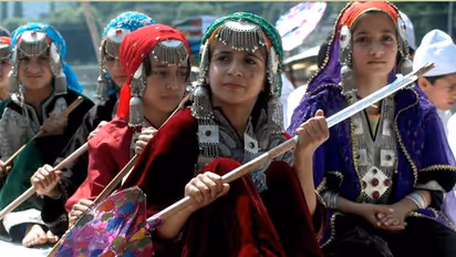 ആർട്ടിക്കിൾ 370 റദ്ദാക്കിയതില് നിന്നും നേരെ കാശ്മീരി പെൺകുട്ടികളിലേക്ക് എത്തുന്നത് എങ്ങനെയാണ്.. ?