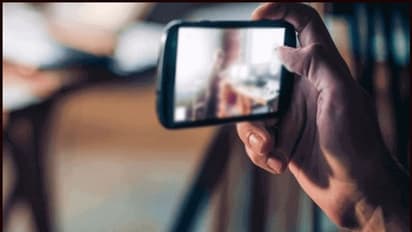 पूरी रात चलाया मोबाइल, बिगड़ गया मानसिक संतुलन