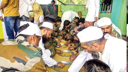 ಸ್ಥಳೀಯರೊಂದಿಗೆ ನಮಾಜ್ ಮಾಡಿದ ರಕ್ಷಣಾ ಸಿಬ್ಬಂದಿ