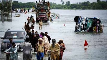 राहत कार्य के बजाय इमरान कर रहे हैं भारत का विरोध, पाकिस्तान में बारिश की तबाही से 160 की हो चुकी है मौत