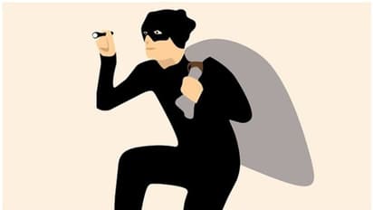 വീട് കുത്തിത്തുറന്ന് 15 പവന് സ്വര്ണ്ണവും പണവും കവര്ന്നു