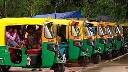 ಚುನಾವಣೆ ಮೇಲೆ ಕಣ್ಣು: ಆಟೋ ಚಾಲಕರಿಗೆ ಸಿಎಂ ಭರ್ಜರಿ ಗಿಫ್ಟ್!