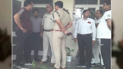 कमीशनखोरी से परेशान ठेकेदार ने चीफ इंजीनियर के सामने मारी खुद को गोली, मौत