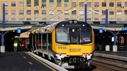 ভারতীয় যাত্রীকে গালিগালাজ কিশোরীর, ট্রেন থেকে নামিয়ে শাস্তি দিলেন মহিলা কন্ডাক্টর