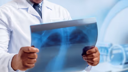 ಅಧಿಕಾರಿಗಳ ತಪಾಸಣೆ ವೇಳೆ ಸಿಕ್ಕಿಬೀಳುವ ಭಯ: ಮೊಬೈಲ್ ನುಂಗಿದ ಕೈದಿ