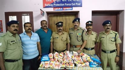 മാഹിയില് നിന്ന് ട്രെയിനില് കടത്തിയ 44 ബോട്ടില് മദ്യവും 20 കിലോഗ്രാം ഹാൻസും പിടികൂടി